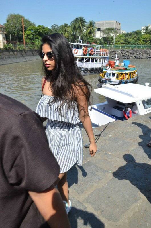 Suhana was seen stepping out of the motorboat with her girl gang. 