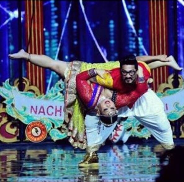 The couple is none other than popular female comedian Bharti Singh & beau Haarsh Limbachiyaa who was loved for their dance & chemistry on 'Nach Baliye 8'. (Photo: Instagram)