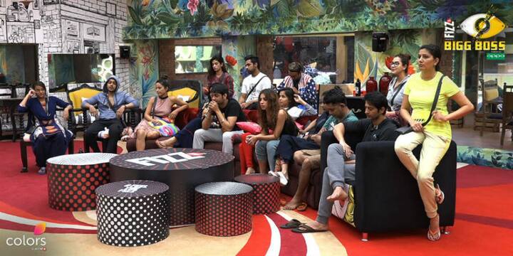 As a part of the special task, the housemates have to convince the ex winner to give the special suitcase to one of them. (Photo: Colors)