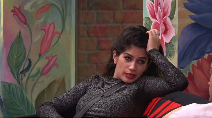 Bandi tried to convince Luv too that she wants to win it while Luv doesn't want to let go yet another chance given to him by winning the captaincy task. Finally he did win!