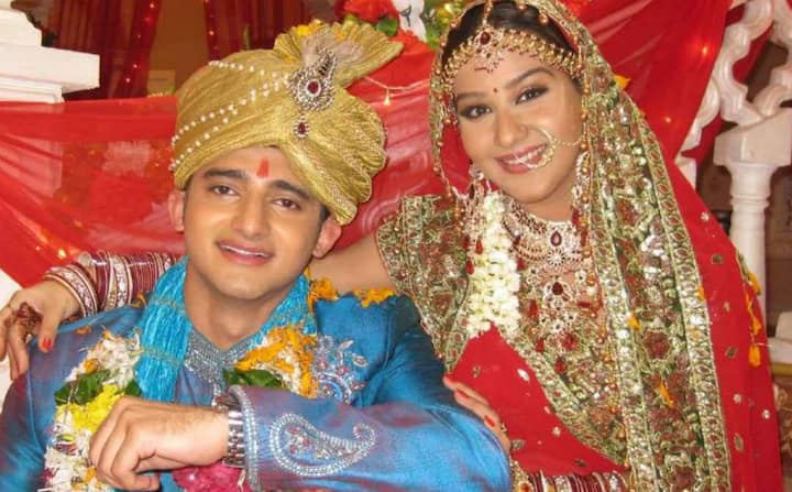 Apart from the controversy regarding her exit from 'Bhabi Ji Ghar Par Hai', Shilpa's ugly breakup with actor Romit Raj also made headlines few years ago. Reportedly, the couple was all set to tie the knot in Goa. Despite wedding cards being printed, their marriage cancelled in the last minute for reasons unknown. (The pic is from a TV show 'Maat Pitaah Ke Charnon Mein Swarg') 