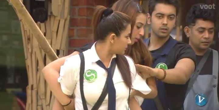 The other housemates then intervened between the two to stop the fight. (Photo: Voot)