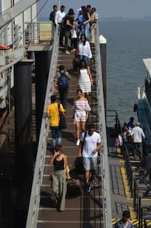 SRK 52nd Birthday: Dad takes helicopter ride back to Mumbai with Abram; B'wood celebs return too!