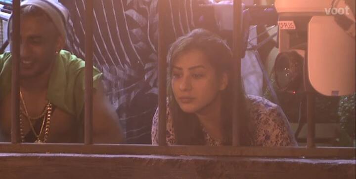 Vikas, who was trying to sleep in the jail, was provoked and tortured by Shilpa Shinde & Akash Dadlani. (Photo: Voot)