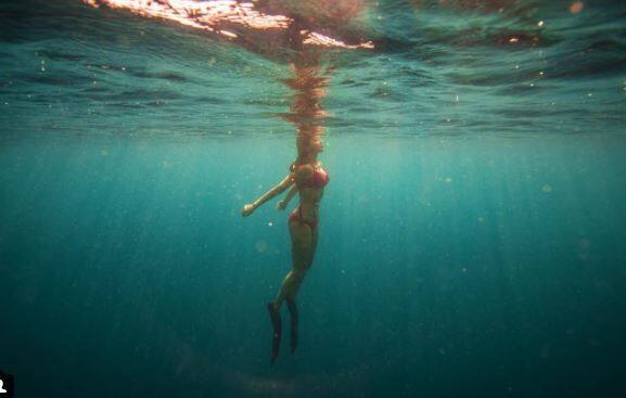 Shrira shared a stunning underwater pic donning a sexy pink two piece bikini!