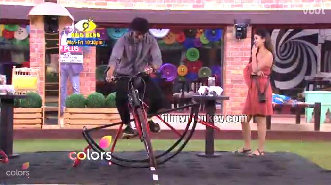 Hiten even asked the housemates to provide them with towel, to which Shilpa exclaimed with