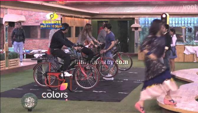 In the first week when Vikas was captain, he was removed from captaincy for getting physical with Puneesh and the latter was made Captain for the remaining 2 days of that week. In the 5th week of BB 11, after the captaincies of Vikas, Puneesh, Hina and Luv, Puneesh becomes the 5th captain! (All Pics: Colors)