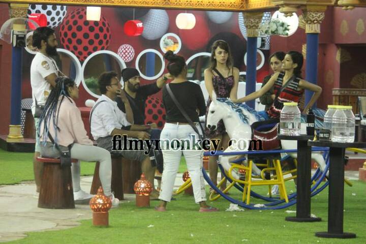 And yes! that reminds us of Priyanka Jagga Muise who too peed her pants in the similar task in Bigg Boss 10 last year. This had happened before her eviction in the first week, about a month before she made wild card entry with Manu Punjabi's return on show.