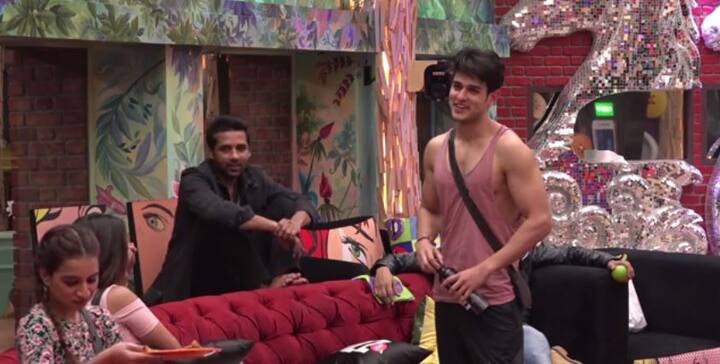 He then reveals that he didn’t bring it on purpose in 'Bigg Boss' house as he'll keep seeing it and there were chances that the cameras would have captured it. Hina then exclaims “kya pyaar hai”! (Photo: Voot)