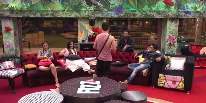 Luv & Puneesh then asked Priyank, do they manage this long-distance relationship? Priyank then revealed that it’s because of her studies and that it’s been 5-6 months since they’ve seen each other. (Photo: Voot)