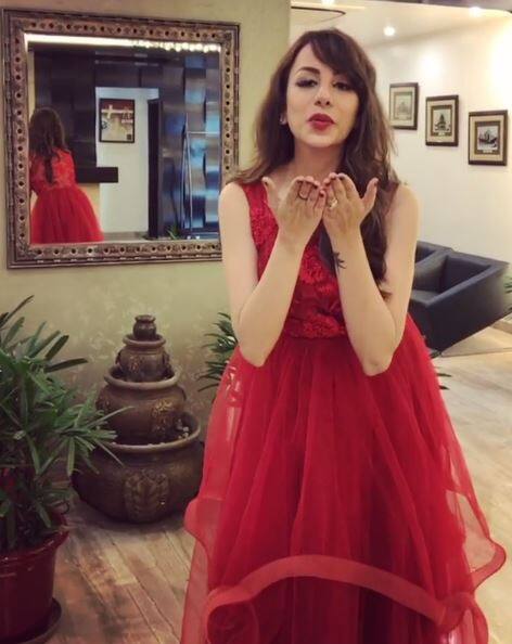 Nitibha also crossed 400k fans on Instagram on her birthday and the girl send kisses to fans!