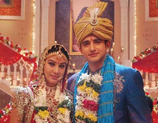 Recently there were reports that the show's makers are trying to rope in Shilpa's ex beau Romit Raj with whom she was all set to get married few year ago. But the couple broke up at the last moment and called-off their marriage. (The pic is from the TV show 'Maat Pitaah Ke Charnon Mein Swarg')