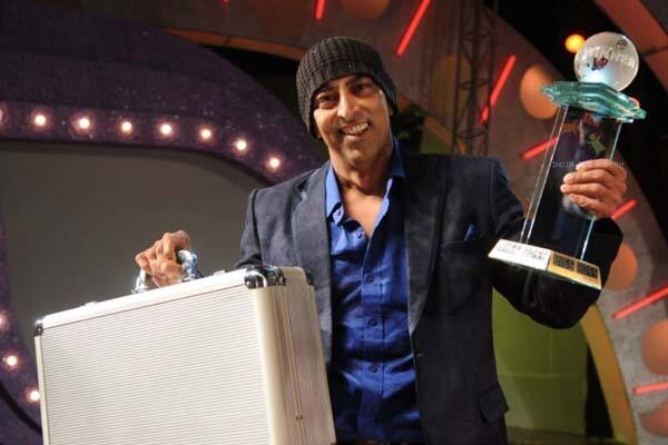 Bigg Boss 3 winner Vindu Dara Singh has been expressing his opinion since Day of Bigg Boss 11 and he writes for Hina,