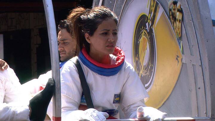 Hina was seen crying post 'Mission BB 11' failure after she was blamed for it and let's see what happens to the most popular contestant of this season in the coming 'Weekend Ka Vaar'
