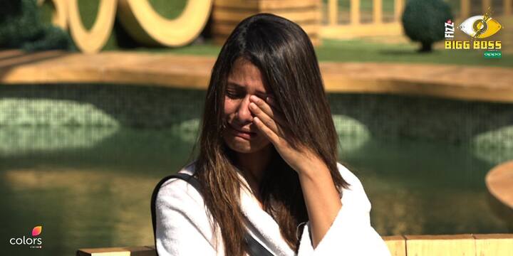 After all this, Hina was seen shedding tears over the failure of the Luxury Budget Task and the behavior of housemates towards her. (Photo: Colors)