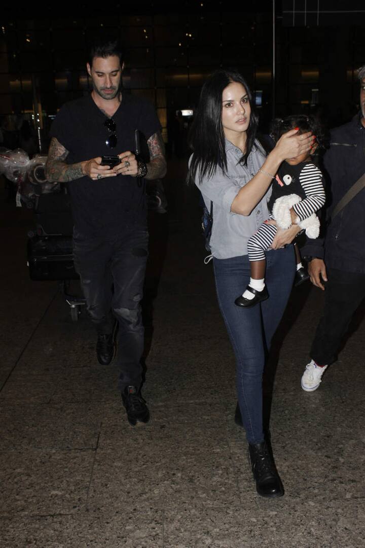 Though the actress got tensed due to the camera flashes when the paparazzi started clicked pictures of the family. (Photo: Manav Manglani)