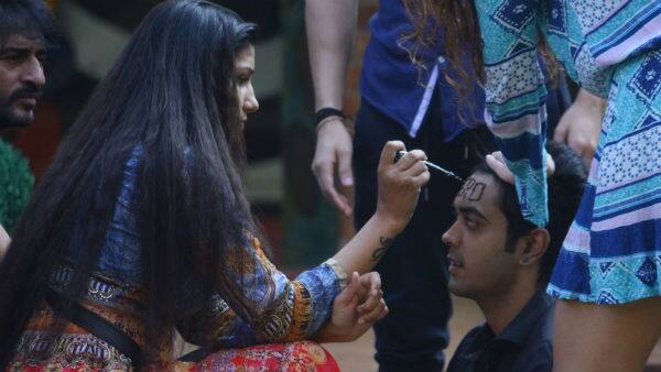 Hina was saved after her friend Luv agreed to get zero written with henna on his forehead!
