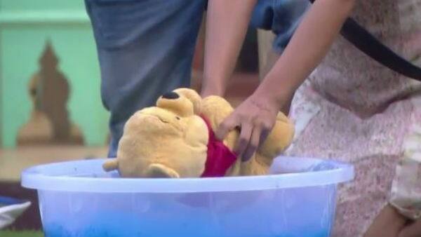 We wonder if the soft toy was given by Hina's beau that made her cry so much! It is now to be seen, how far Hina-Luv's friendship would go now!