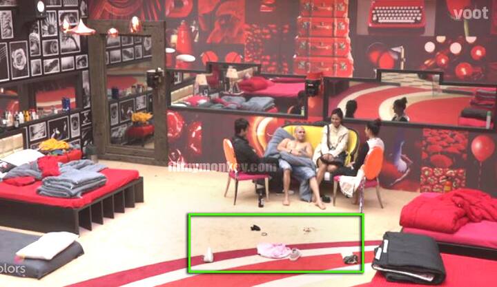 Priyank then happily offers his tshirt to Hina too and she throws that too on ground making it for a really fun memory for all four present on the scene.