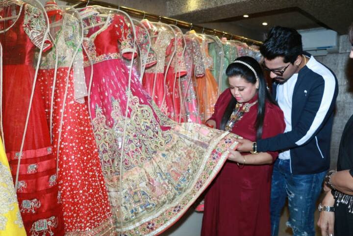 And now, the excited bride-to-be revealed her wedding trousseau! 