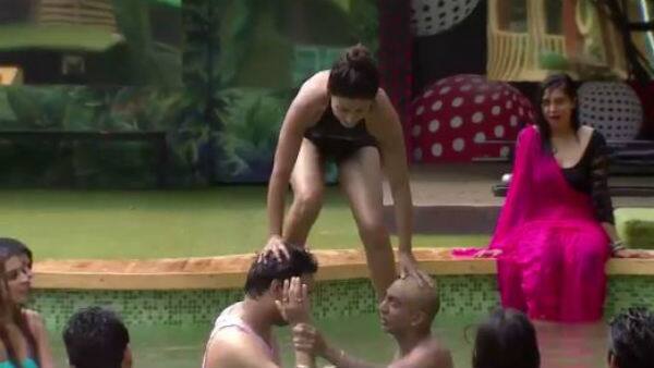 Here's another pic of Hina Khan in the swimsuit which will be a surprise for her fans! (Photo: Colors)