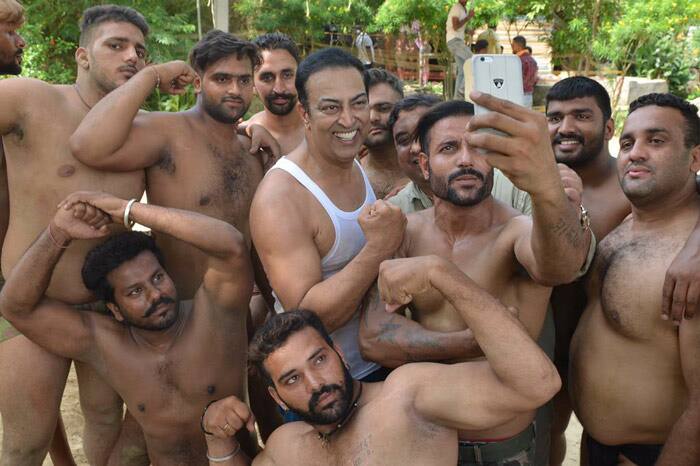 Actor Vindu has been ardently watching Bigg Boss 11 too and he is sharing his frank views on each and every contestant, some of which also tickle the funny bone of the BB fans.