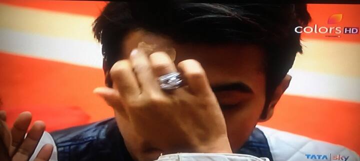 Clearly seen applying make-up on his forehead, a while later when BB accuses her of breaking the rule she shouted back saying