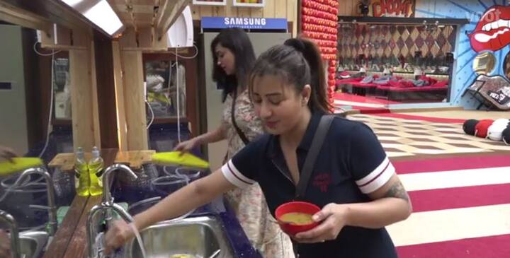 In the episode, Arshi and Shilpa are working in the kitchen whereas Akash Dadlani is eating food sitting on the dining table. (Photo: Colors)
