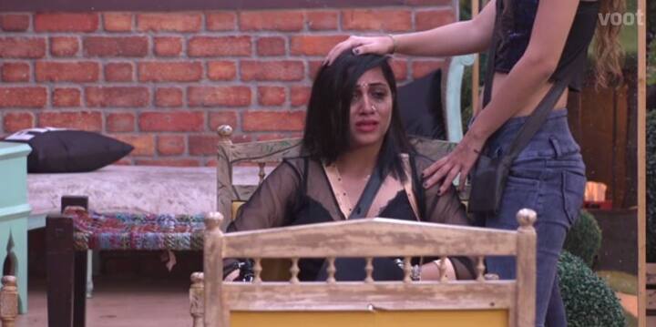 This happened during the time when she worked in the physiotherapy department of a hospital in Bhopal. Arshi further revealed about the same incident and told Shilpa that her insecure boyfriend used to keep an eye on her in the hospital even during the days when heavy rains used to pour. She added that, one day when she was coming back to her department after treating one of her patients, she was all sweaty because there are no air conditioners in every part of the hospital. (Photo: Voot)