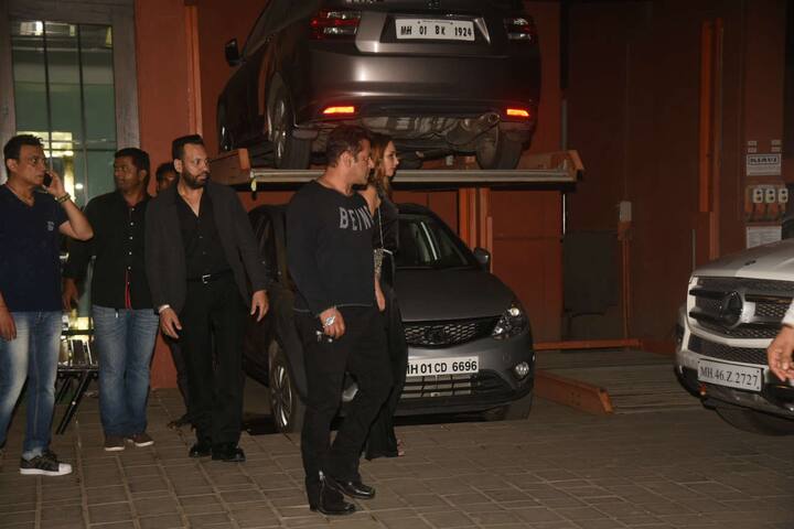 Salman and Iulia were seen twinning in black. (Photo: Manav Manglani)