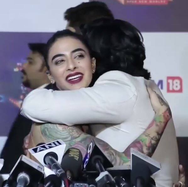 Both 'Bigg Boss 10' contestants hugged it out and this moment was just unmissable. (Photo: Instagram)