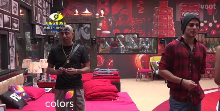 All this started when Shilpa's friend-turned-foe Akash Dadlani came to Sapna in the bedroom and told her that the TV actress is bitching about her. Akash said to saona that,