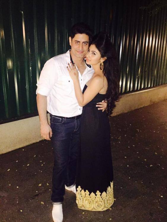 Seems like 2018 is going to be a great year for Mohit Raina as he'll make a comeback on TV & his alleged girlfriend Mouni Roy will make her Bollywood debut with Akshay Kumar's 'Gold' next year. (Photo: Instagram)