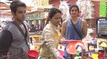 Bigg Boss 11: Hina Khan's best buddy caught stealing from her bag! Betrays trust?
