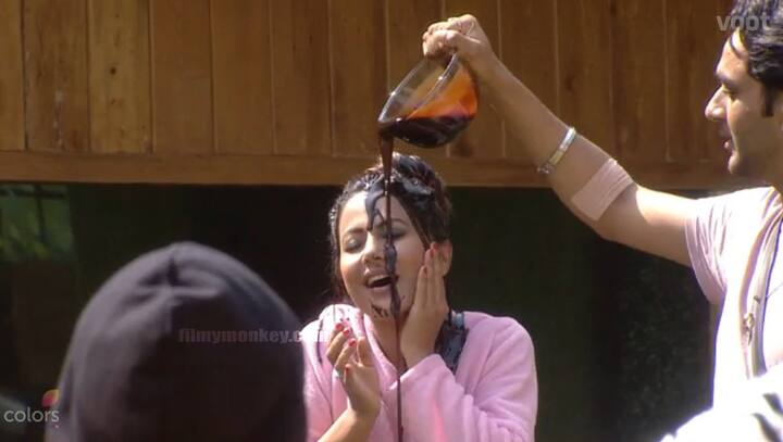 On the gone 'Weekend Ka Vaar' Sunny Leone had come with a task 'Thoda Khao Thoda Lagao' during which, when Vikas Gupta was asked who needs to be sweeter in the house, he had fed with and poured chocolate syrup on Hina.