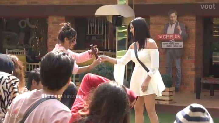 Sunny had then given the chocolate bottle to Hina Khan.