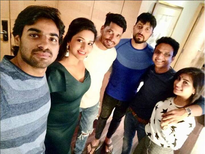 Masterji of BB10 aka Navin Prakash attened Mona's birthday bash with few other friends of her's. She captioned this group pic -