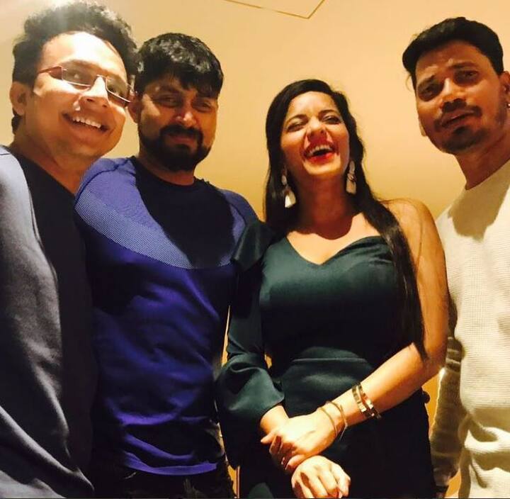 Mona's BB10 co-contestant Navin captions this groupfie -