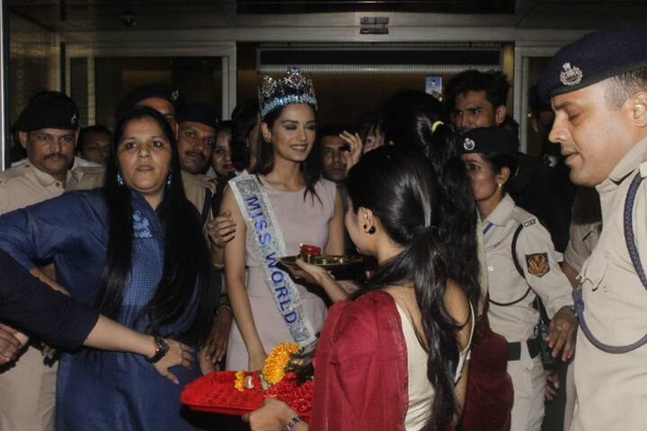 The newly crowned Miss World, Manushi Chhillar, arrived in Mumbai in the wee hours of Sunday. Check out the pictures here...(Manav Manglani)