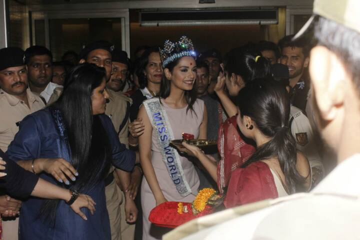 She received a warm welcome from fans at the Mumbai Airport as people are very happy with her win. (Manav Manglani)