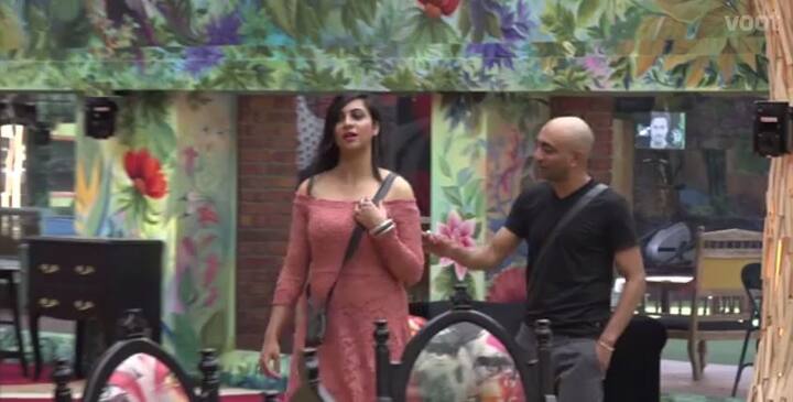 Many times in the show, she has mentioned that she can walk around in just a towel if she wants and Arshi has finally done it! In an unseen video named 'The Towel challenge' on Voot , co-contestant Akash Dadlani will challenge to walk around in a towel in the 'Bigg Boss' house. (Photo: Voot)