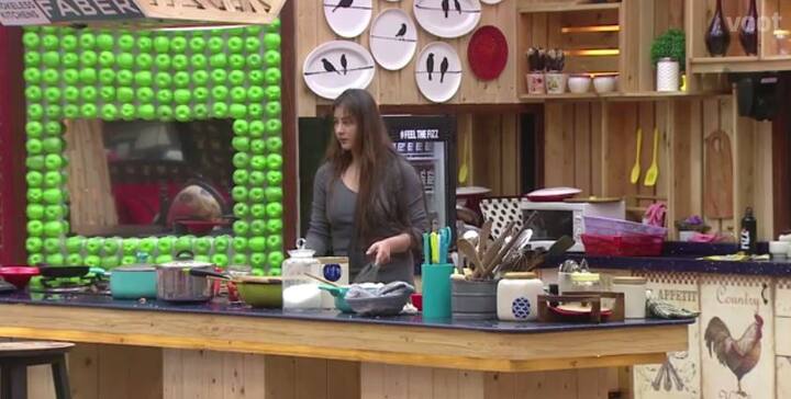 Shilpa tried to stop Arshi from doing the same. (Photo: Voot)