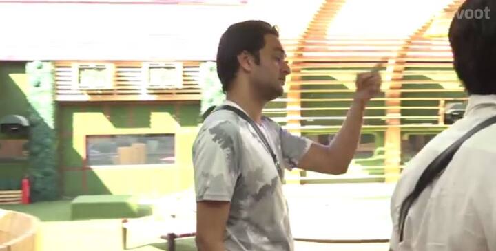Arshi's friend Vikas Gupta scolded her to go inside and dress properly. Arshi then went inside and wore her dress properly. (Photo: Voot)