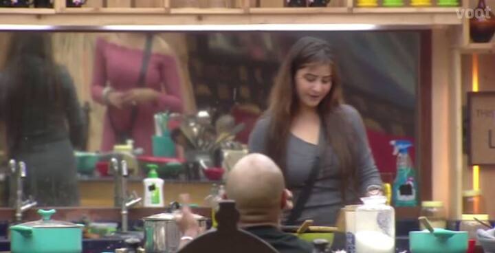 Later friend-turned-foes Shilpa & Akash indulged into a fight with each other as the 'rapper' provoked Arshi to do the same. (Photo: Voot)