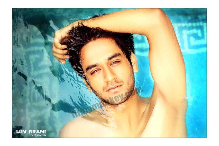 Here's an unrecognizable Vikas Gupta as a young guy during a photoshoot slaying with his good looks chilling in a pool.