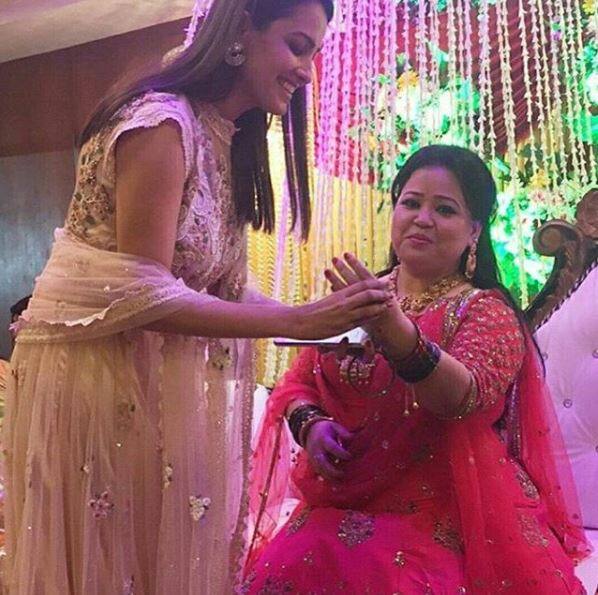 Here's a picture of 'Yeh Hai Mohabbatein' actress Anita Hassanandani putting bangles in Bharti's hands. (Photo: Instagram)
