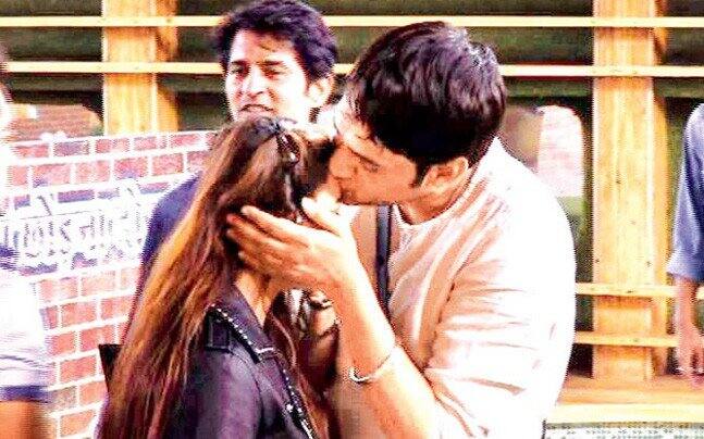 We saw Hiten Tejwani and Arshi Khan's divorce case being fought in the 'BB Court' luxury budget task and now the mock wedding of two of the most popular contestants should be real fun. Are you guys waiting for this?