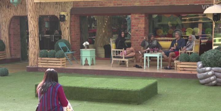 In an unseen video published on Voot, Hina was having a conversation with co-contestants Arshi, Priyank, Luv & Akash about their favorite TV actresses. (Photo: Colors)