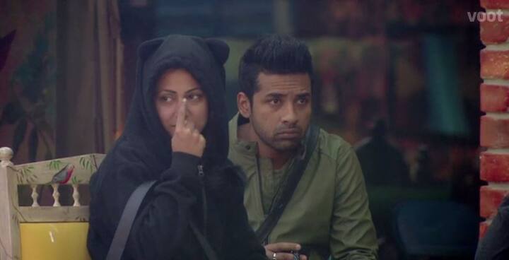 After which Hina points at her eyes and tries to tell Arshi that Sakshi Tanwar is cross-eyed. (Photo: Colors)