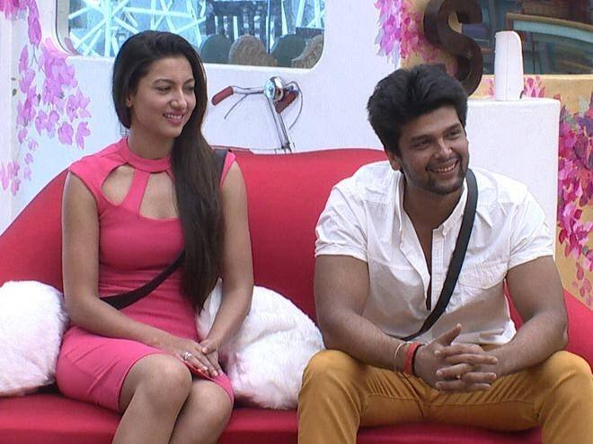 In another unseen video, Hina has commented on Gauahar Khan's popularity & commented that she's more popular than the 'Bigg Boss 7' winner on social media.
Gauahar has reacted on the same & has also slammed Hina for her comment on Sakshi. (Photo: Colors)